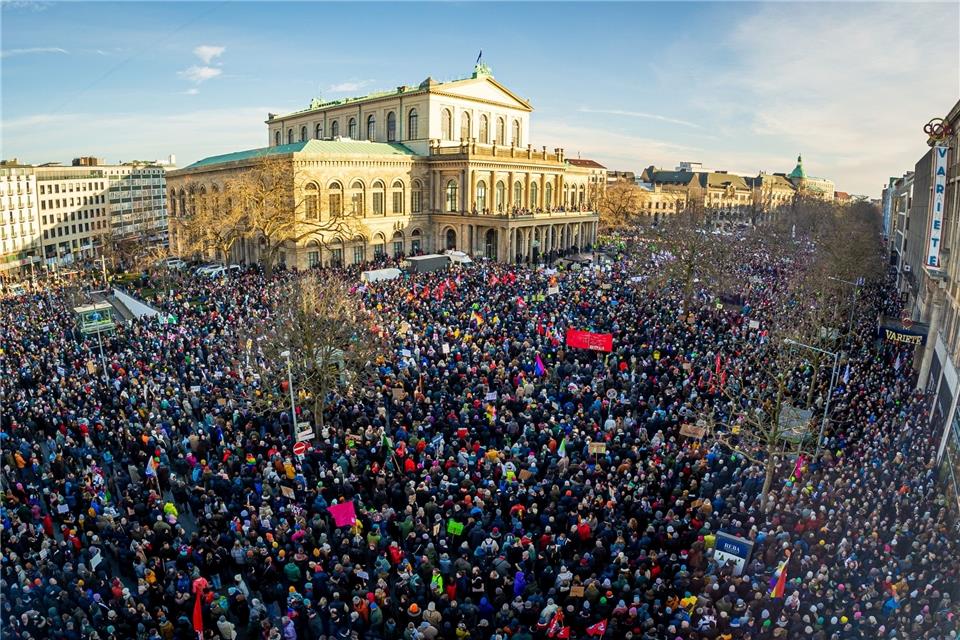 Zahlreiche Menschen nehmen an einer Demonstration gegen Rechtsextremismus in Hannover teil. Aber wie viele eigentlich genau?