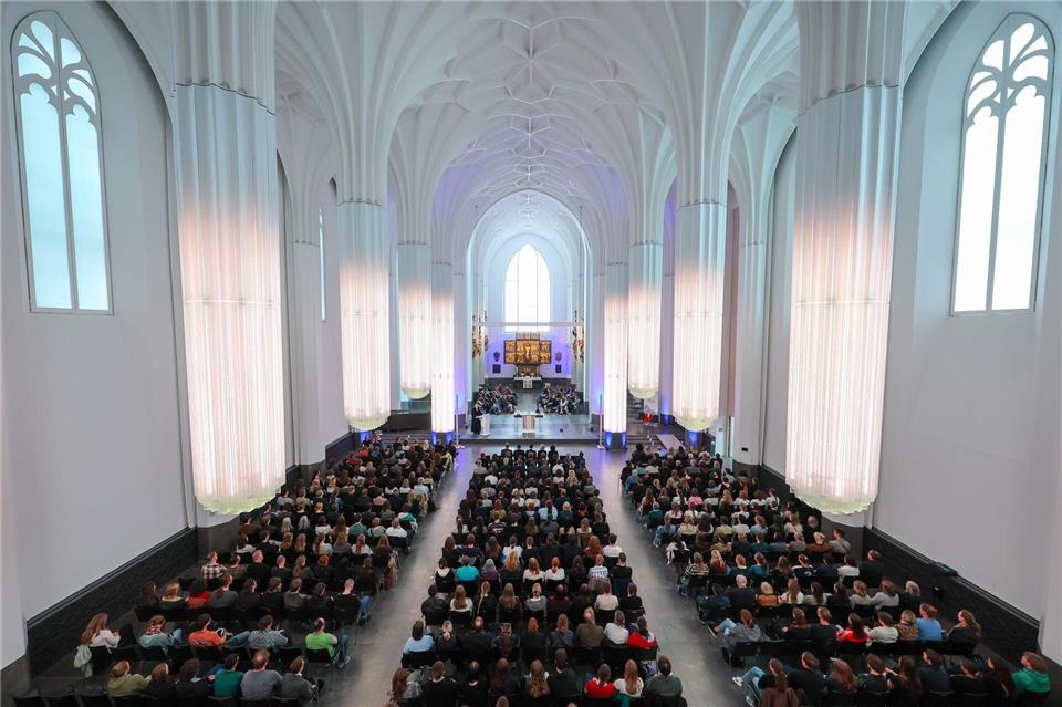 Zahlreiche Menschen nehmen an einer Gedenkveranstaltung im Paulinum der Universität Leipzig teil.Jan Woitas/dpa
