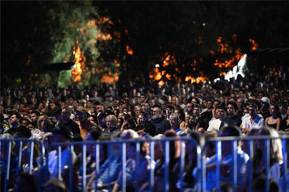 Zahlreiche Menschen nehmen an einer Mahnwache zum Nationalen Gedenktag für die Opfer und Überlebenden des Anschlags am Bondi Beach in Sydney teil.Dean Lewins/AAP/dpa