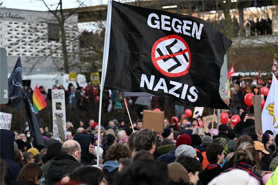 Zahlreiche Menschen nehmen an einer Protestaktion gegen den Thüringer AfD-Chef Höcke teil.Federico Gambarini/dpa