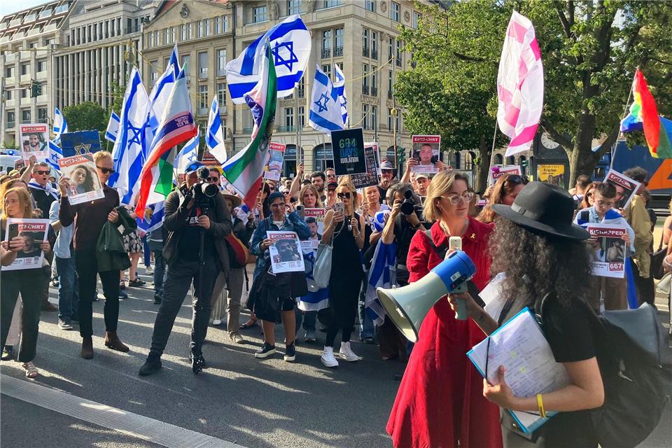 Zahlreiche Menschen nehmen an einer proisraelischen Demonstration in Berlin-Mitte teil.Andreas Heimann/dpa
