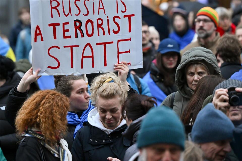 Zahlreiche Menschen nehmen anlässlich des vierten Jahrestags des russischen Angriffs auf die Ukraine an einer Kundgebung auf dem Marienplatz teil.Sven Hoppe/dpa