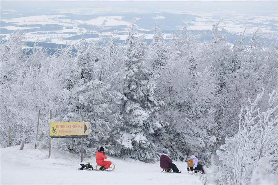 Zahlreiche Menschen nutzen das aktuelle Winterwetter zum Rodeln und Skifahren. Sebastian Willnow/dpa
