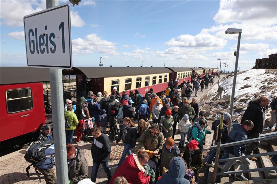 Zahlreiche Menschen reisten am Ostermontag mit einem Zug der Harzer Schmalspurbahn auf dem Brocken an.Matthias Bein/dpa