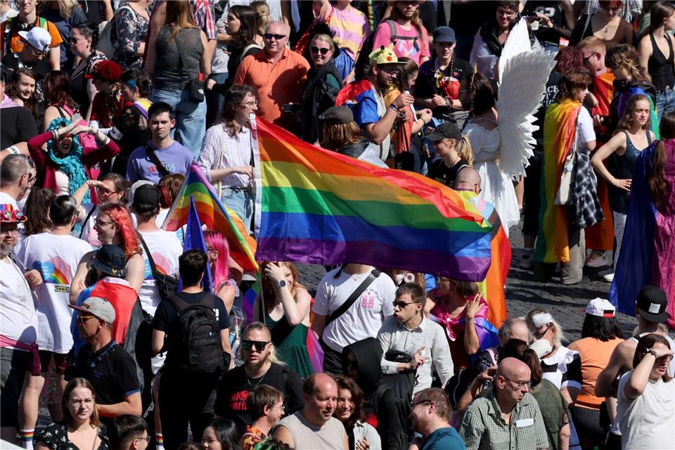 Buntes Zeichen für Vielfalt - Tausende feiern CSD in Erfurt Zahlreiche Menschen setzten ein buntes Zeichen für Vielfalt.Bodo Schackow/dpa