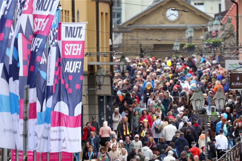 Zahlreiche Menschen sind in der Würzburger Innenstadt unterwegs.Karl-Josef Hildenbrand/dpa