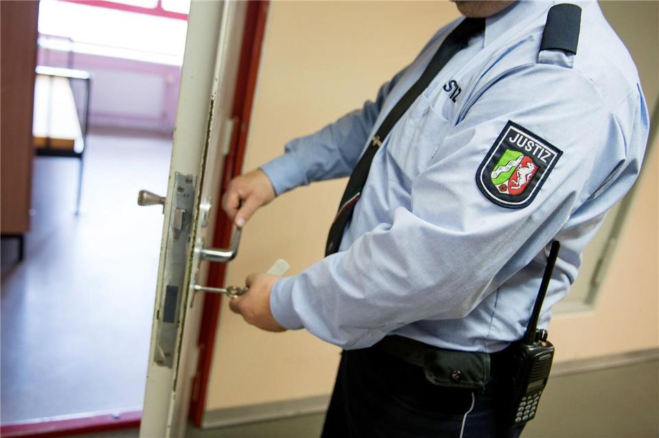 Zahlreiche Menschen sitzen ersatzweise ein, weil sie Geldstrafen wegen Schwarzfahrens nicht bezahlen konnten. (Symbolbild)  Marius Becker/dpa