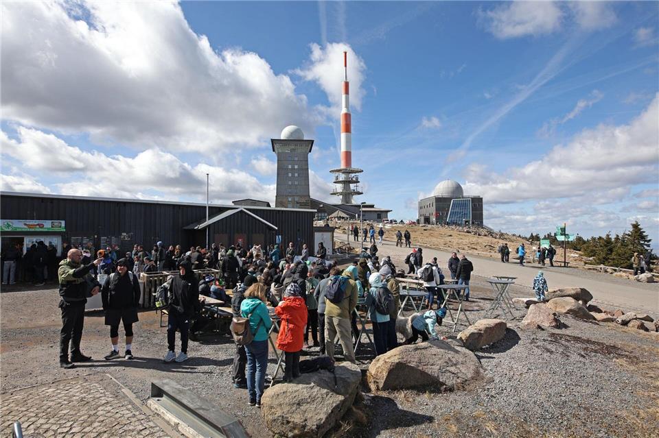 Zahlreiche Menschen stehen am Ostermontag auf dem Brocken.Matthias Bein/dpa