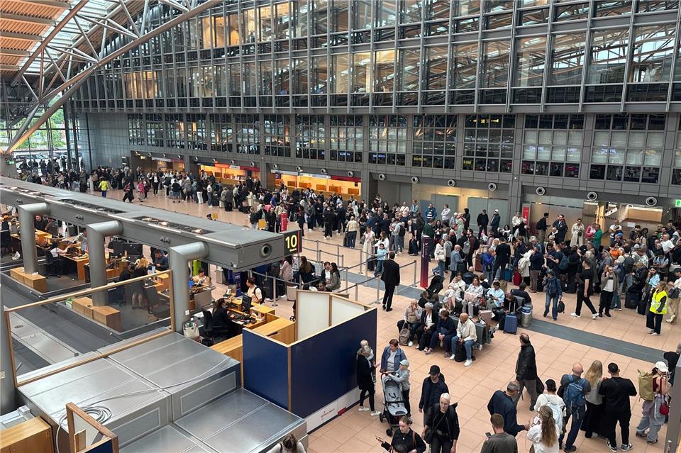 Zahlreiche Menschen stehen im Terminal des Hamburger Flughafens.Frank Molter/dpa