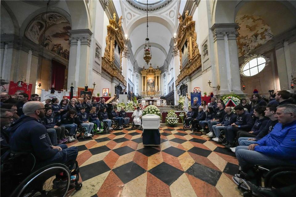 Zahlreiche Menschen verabschiedeten Zanardi vor und in der Kirche.Claudio Furlan/LaPresse via ZUMA Press/dpa