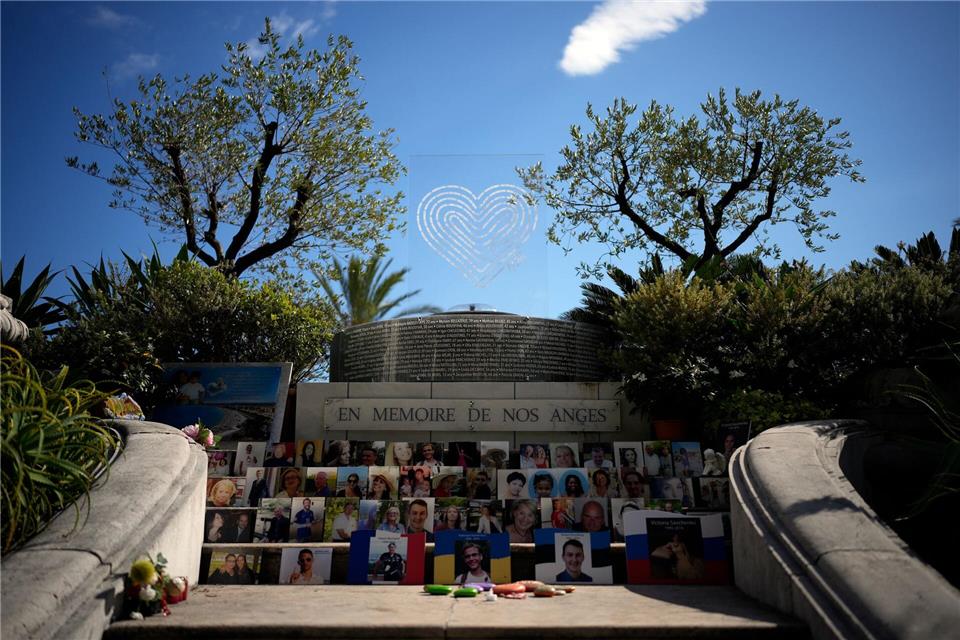 Zahlreiche Menschen verloren bei dem Anschlag in Nizza Angehörige und teils mehrere Familienmitglieder. (Archivbild)Daniel Cole/AP/dpa