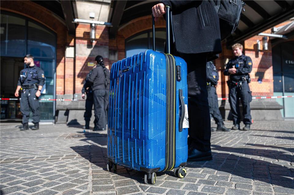 Zahlreiche Menschen warteten vor dem gesperrten Hauptbahnhof in Bremen.Sina Schuldt/dpa