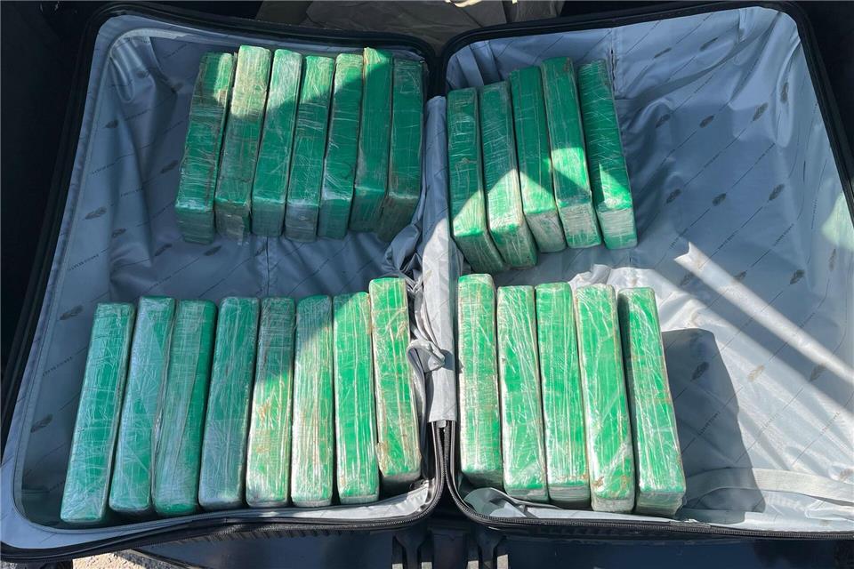 Eine Tonne Cannabis verkauft: Razzia gegen Rauschgiftbande Zahlreiche Päckchen mit Rauschgift hat die Polizei bei ihrer Razzia sichergestellt.-/Polizei Duisburg/dpa