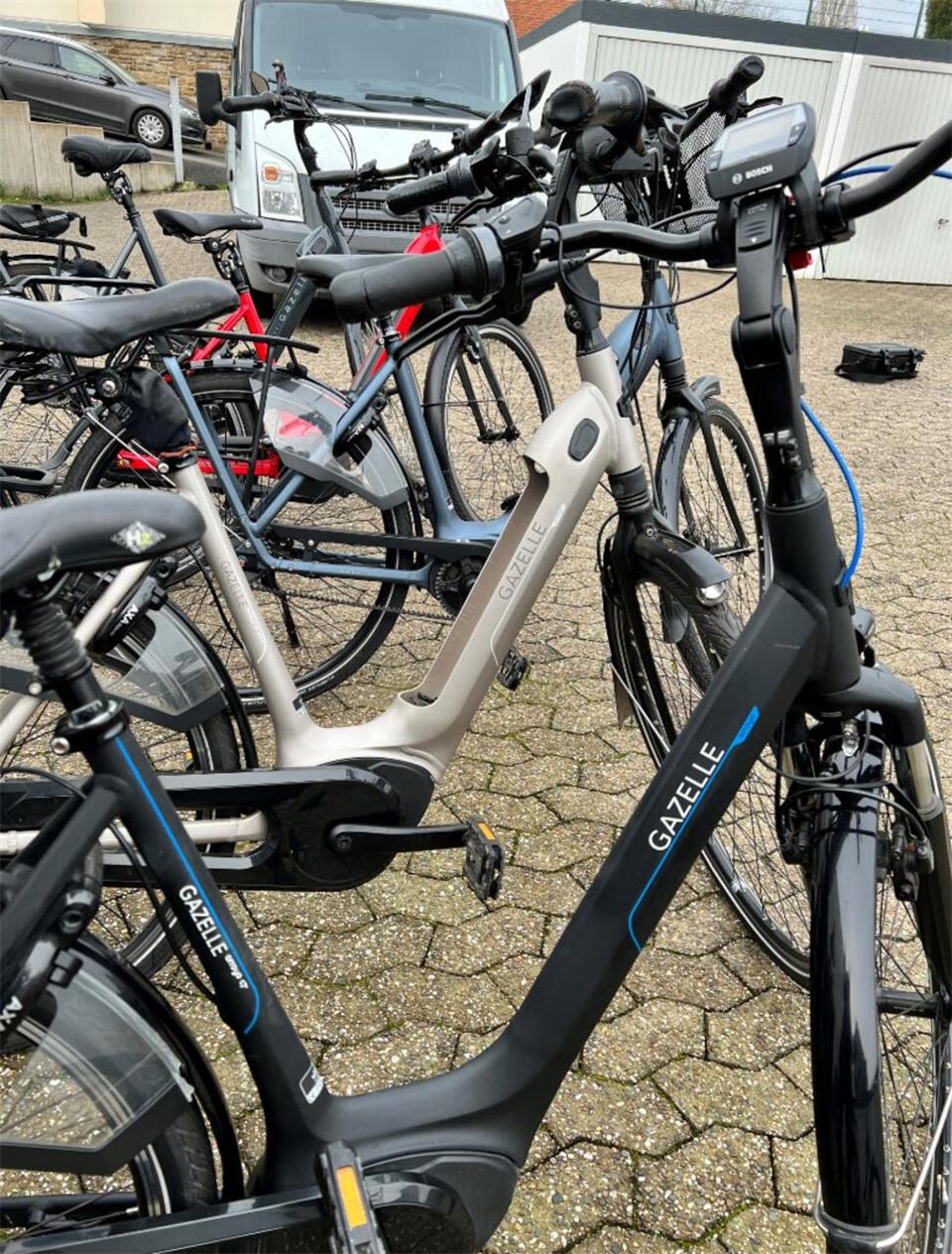 Zahlreiche Pedelecs der Marke Gazelle wurden bei der Spurensuche sichergestellt. Die Ermittlungen zu den Besitzern gehen weiter.