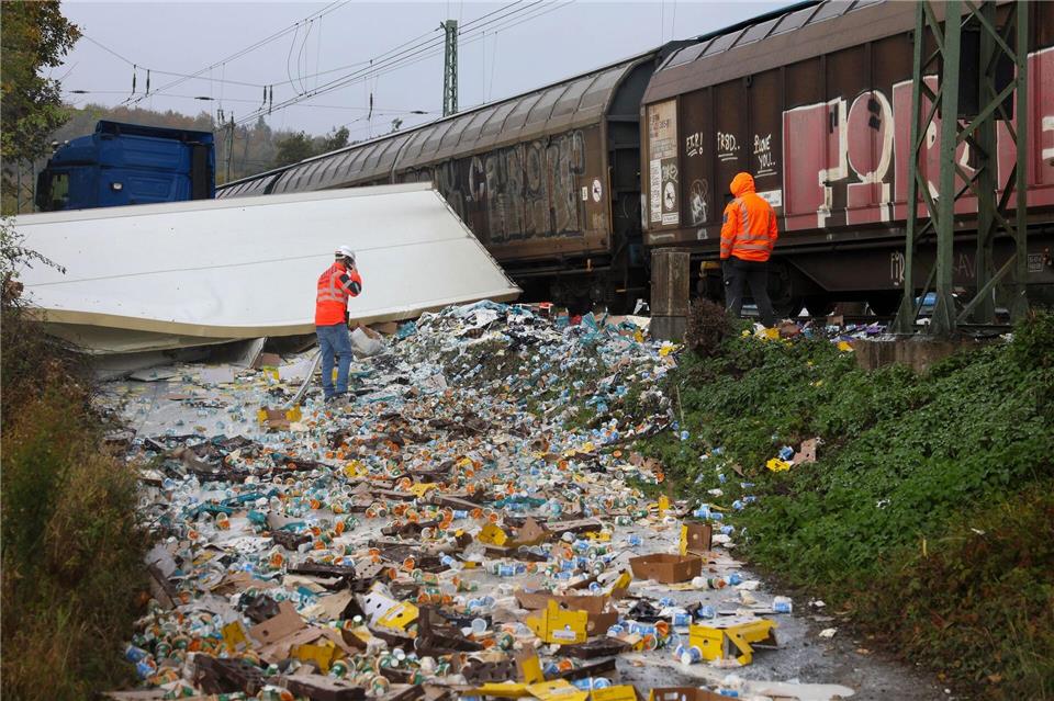 Zugausfälle nach Bahnunfall in Südniedersachsen  Zahlreiche Plastikbecher liegen im Bereich der Unfallstelle verteilt.Stefan Rampfel/dpa