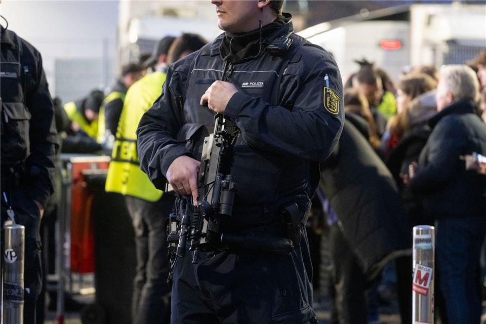 Zahlreiche Polizeikräfte waren bei dem Spiel in Stuttgart im Einsatz.Marijan Murat/dpa