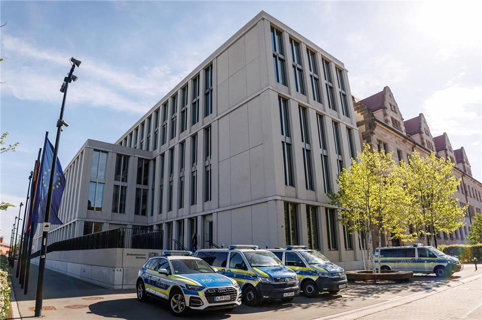 Zahlreiche Polizeikräfte waren zur Sicherheit im Gerichtssaal anwesend. Daniel Karmann/dpa