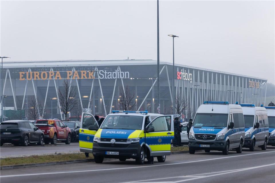 Zahlreiche Polizisten waren rund um die Partie in Freiburg im Einsatz.Philipp von Ditfurth/dpa