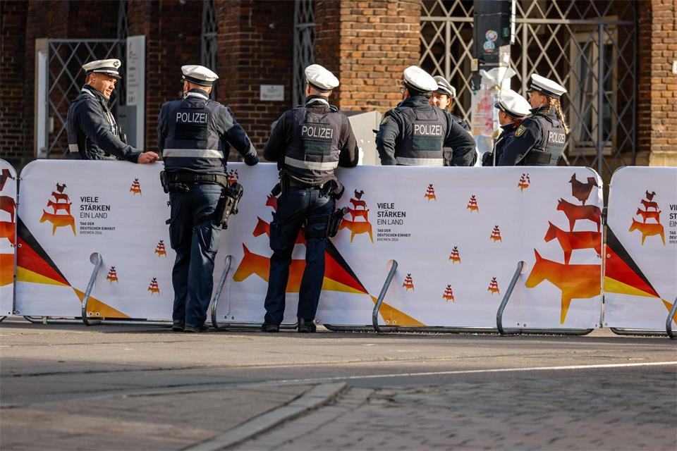 Zahlreiche Polizistinnen und Polizisten sind im Einsatz.Focke Strangmann/dpa