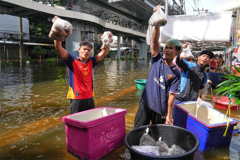 Zahlreiche Provinzen und die Hauptstadt Bangkok sind betroiffen.Sakchai Lalit/AP/dpa