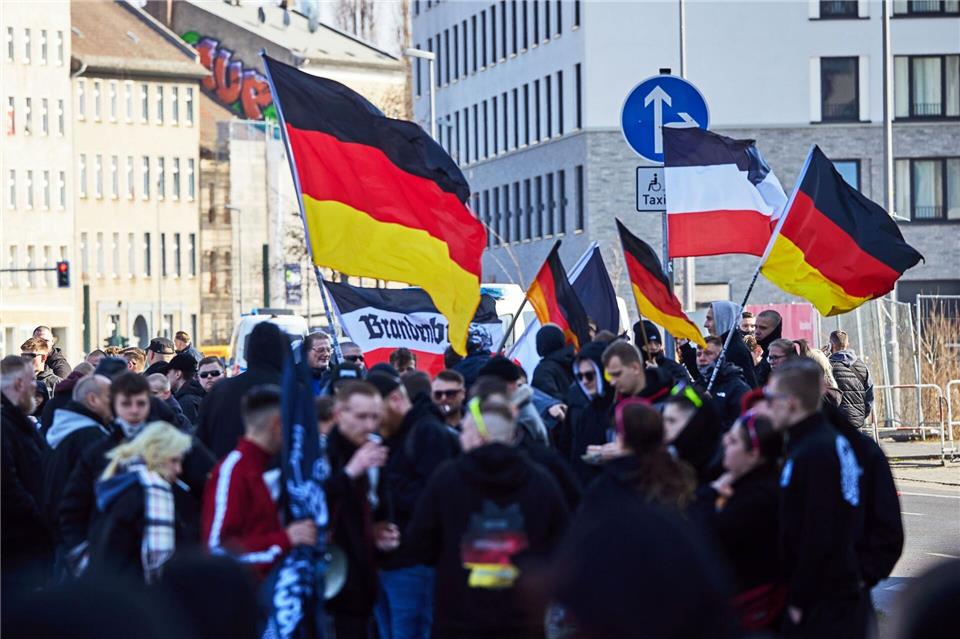 Zahlreiche Rechtsextreme reisten an.-/dpa