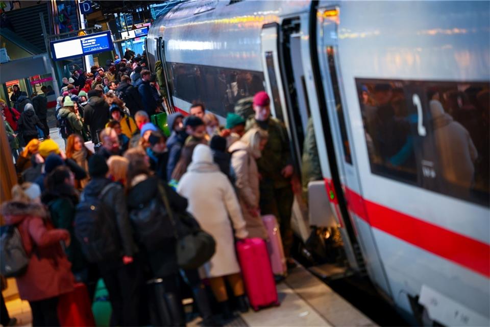 Zahlreiche Reisende warten auf einem vollen Bahnsteig am Hauptbahnhof auf ihren Zug.