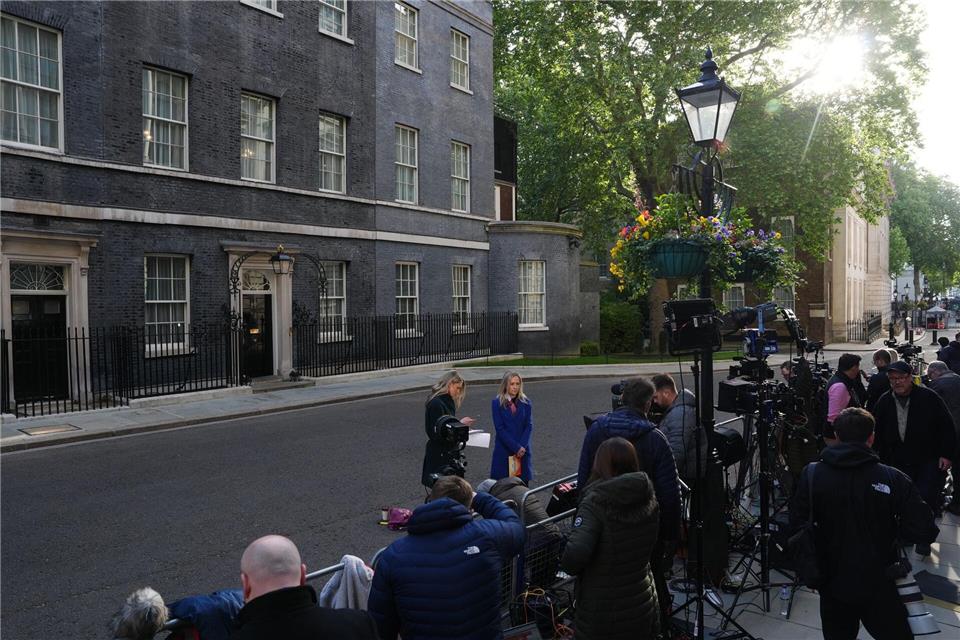 Zahlreiche Reporter versammelten sich vor der 10 Downing Street.Jonathan Brady/PA Wire/dpa