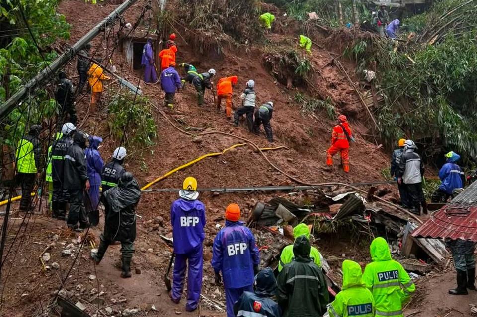 Zahlreiche Rettungskräfte waren wegen der Unwetter im Einsatz.Harley Palangchao/AP/dpa