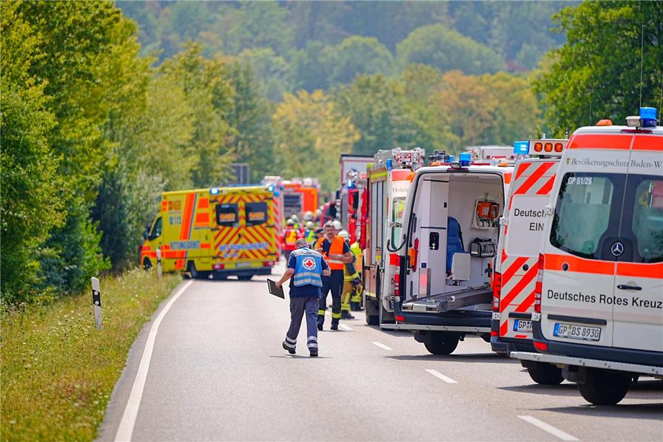 Zahlreiche Rettungskräfte wurden an die Einsatzstelle beordert.Enrique Kaczor/dpa
