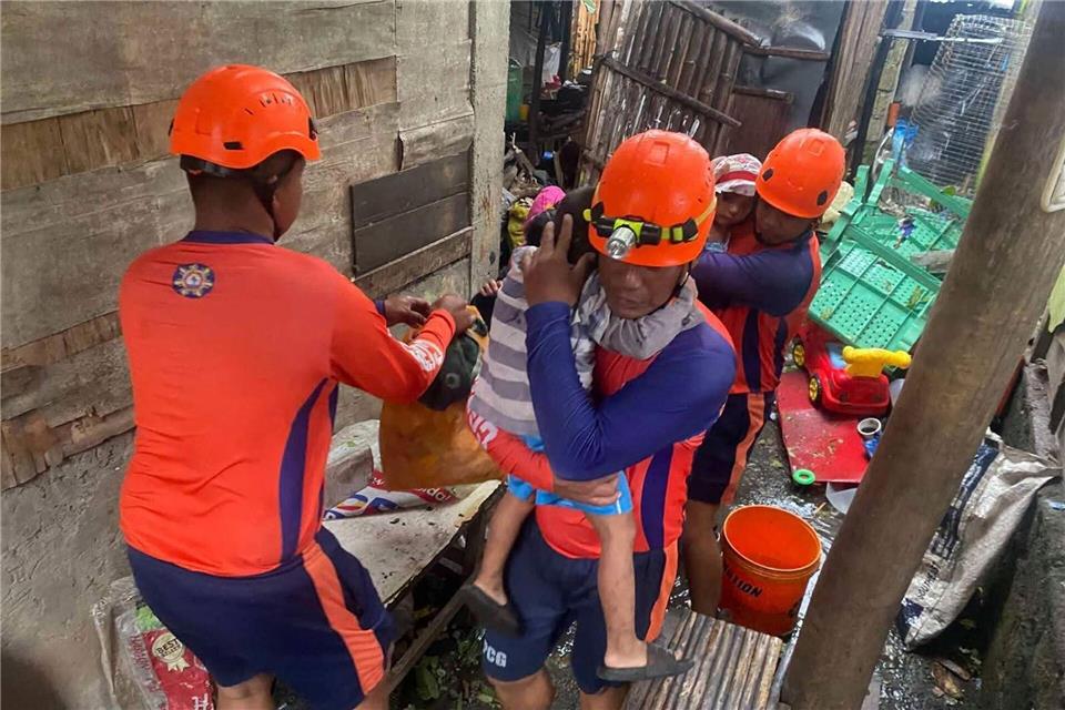 Zahlreiche Rettungsteams waren im Einsatz.Uncredited/Philippine Coast Guard/AP/dpa