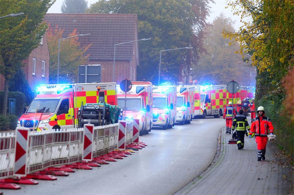 Zahlreiche Rettungswagen sind vor Ort.Marcel Von Fehrn/dpa
