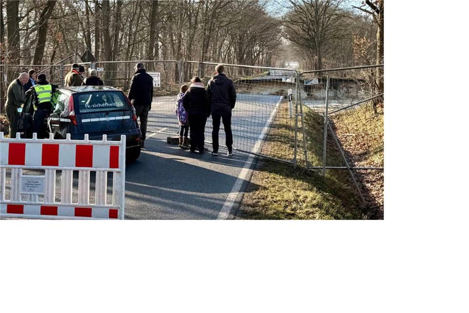 Zahlreiche Schaulustige nutzten den Sonntag, um unter Beobachtung eines vor Ort eingesetzten Sicherheitsdienstes einen Blick auf die Unglücksstelle zu erhaschen.