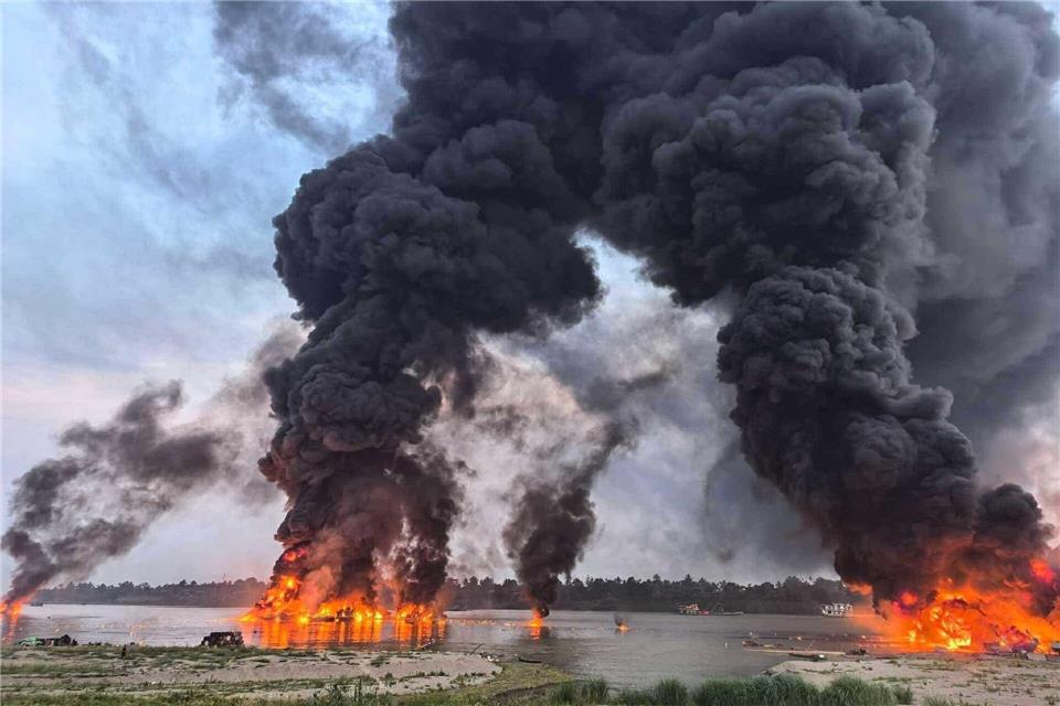 Zahlreiche Schiffe gingen in Flammen auf.Sai Aung/HNA/dpa