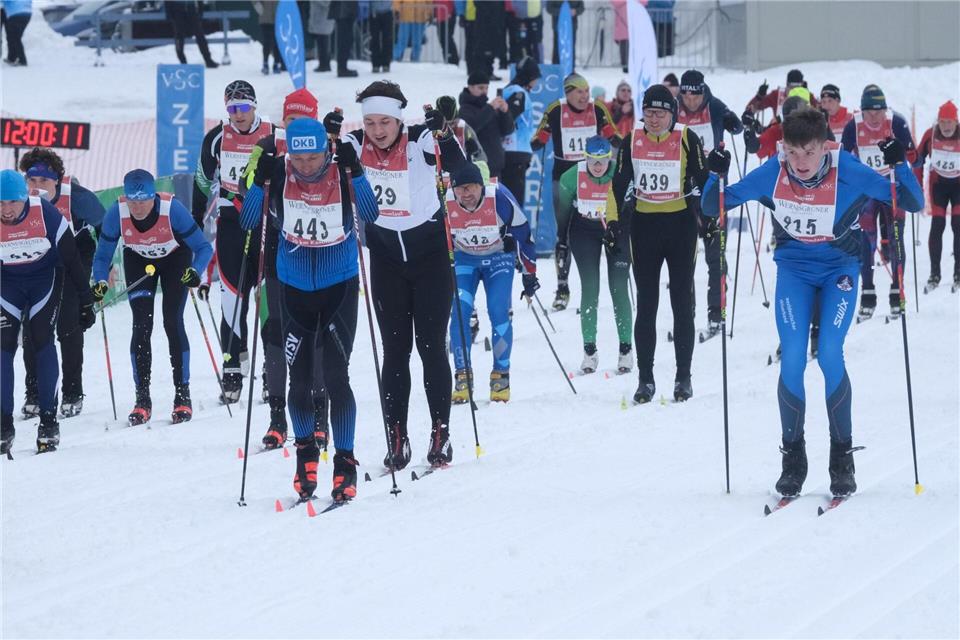 Zahlreiche Skilangläufer gehen auf die Strecke beim Kammlauf Light.Sebastian Willnow/dpa