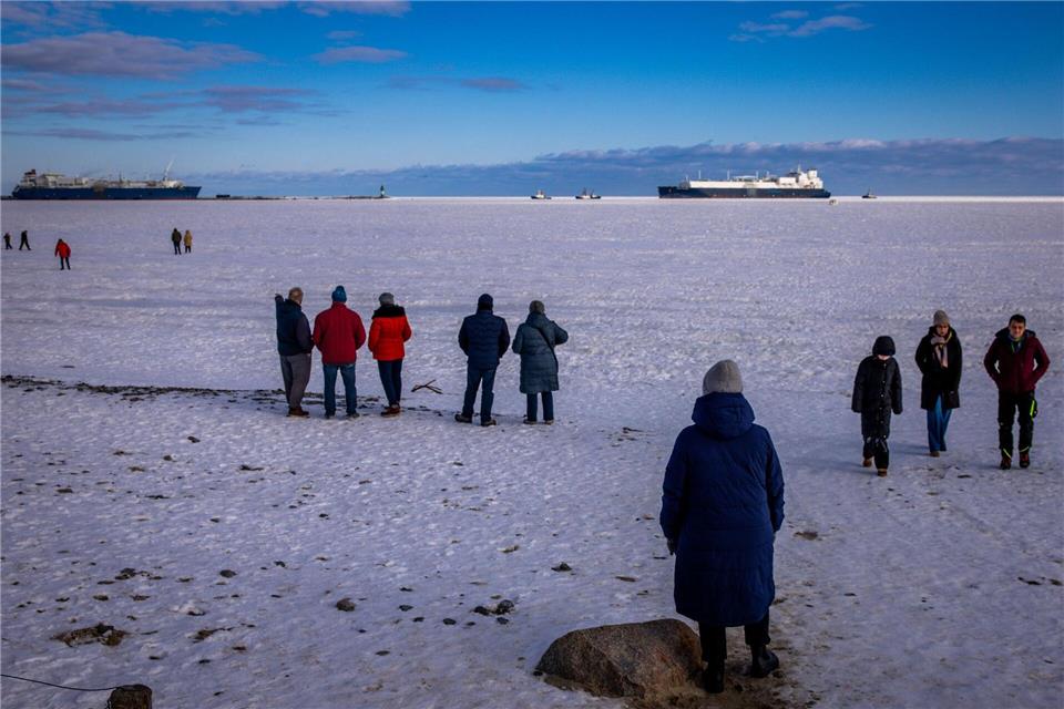 Zahlreiche Spaziergänger beobachteten die Fahrt vom Strand aus.Jens Büttner/dpa