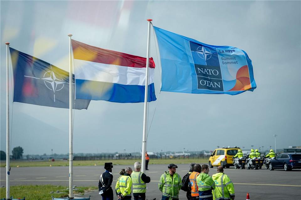 Zahlreiche Staats- und Regierungschefs trafen am Abend am Flughafen in Amsterdam ein. Kay Nietfeld/dpa