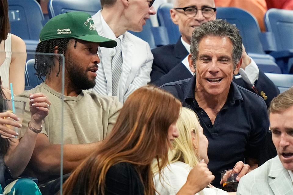 Zahlreiche Stars wie NBA-Champions Jalen Brunson (l) und Schauspieler Ben Stiller sahen das Spiel. Frank Franklin II/AP/dpa