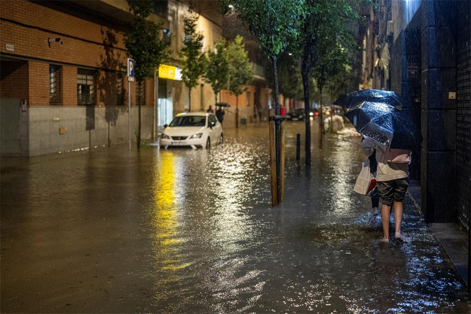 Zahlreiche Straßen im Großraum von Barcelona wie hier in Bellvitge standen unter Wasser. Lorena Sopêna/EUROPA PRESS/dpa