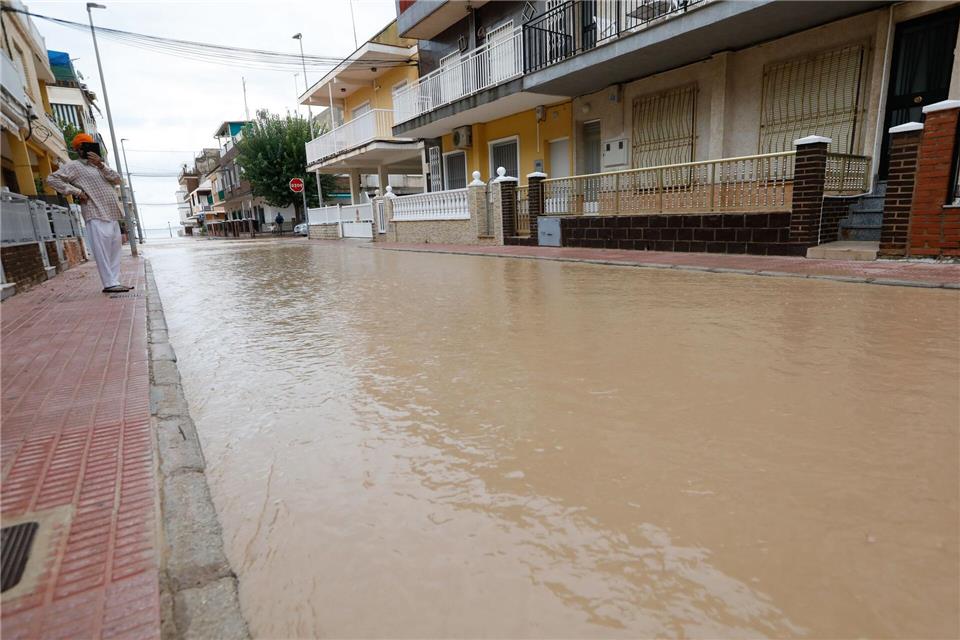 Zahlreiche Straßen sind in Südostspanien bei schweren Regenfällen überschwemmt worden.Edu Botella/EUROPA PRESS/dpa