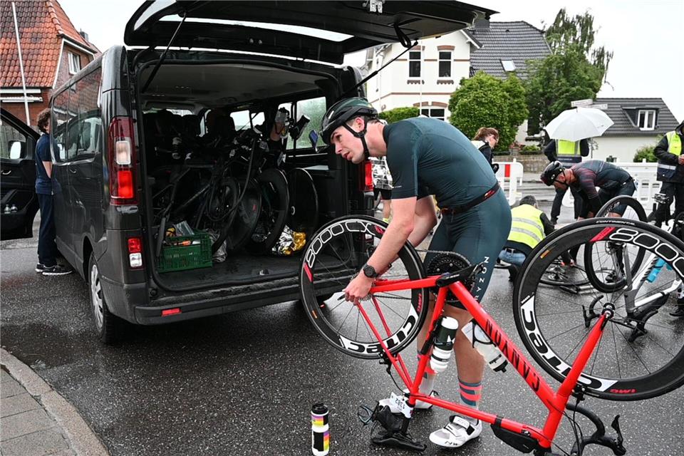 Zahlreiche Triathleten waren von dem Zwischenfall beim Ironman in Hamburg betroffen.  -/dpa