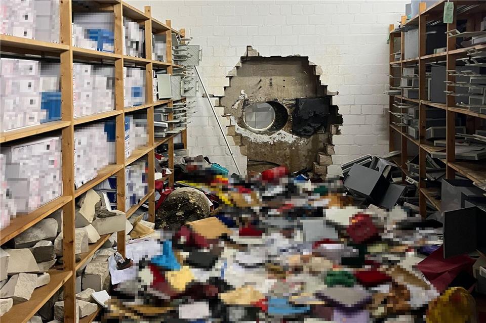 Zahlreiche Unterlagen liegen auf dem Boden des Tresorraums.-/Polizei Gelsenkirchen/dpa