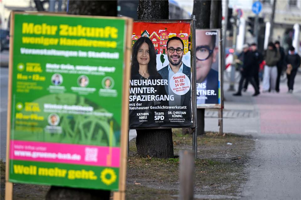 Zahlreiche Wahlplakate säumen in München die Straßen und Wege.Sven Hoppe/dpa