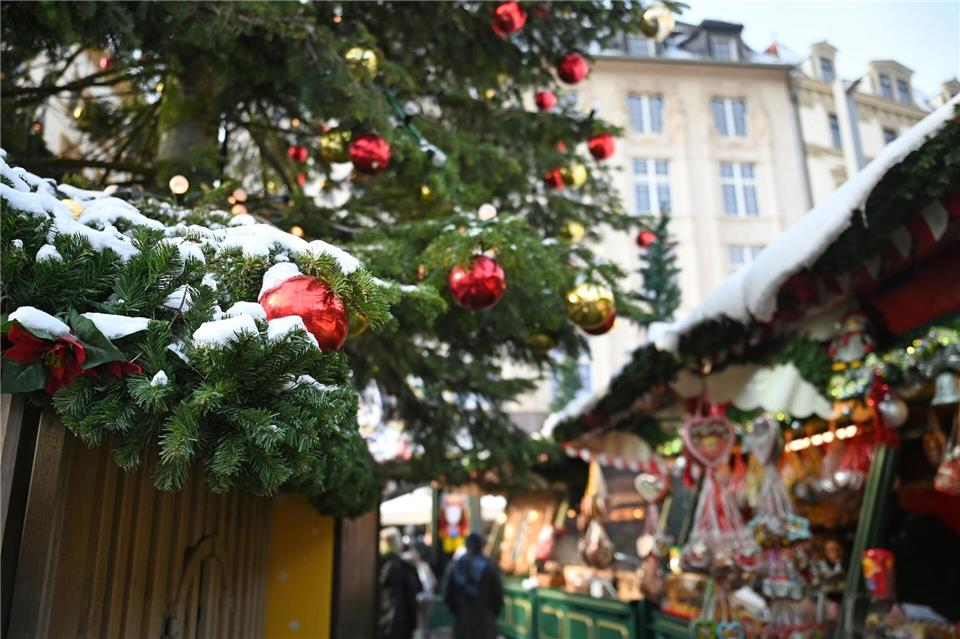 Zahlreiche Weihnachtsbäume des Leipziger Weihnachtsmarktes werden am Montag verschenkt. (Symbolbild)Patricia Bartos/dpa