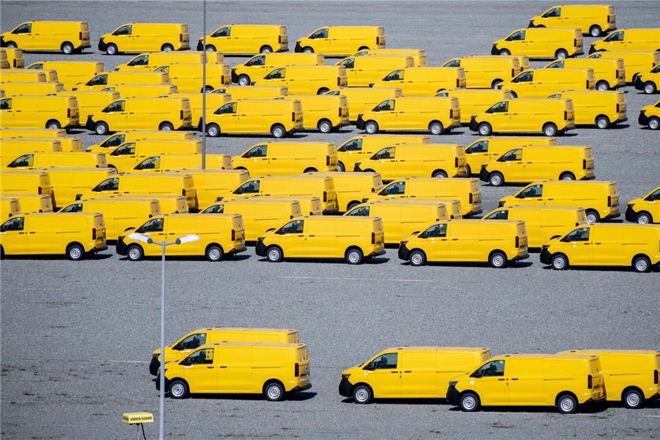 Zahlreiche gelbe Neufahrzeuge vom Typ Volkswagen T7 für die Deutsche Post stehen auf einem Gelände am JadeWeserPort in Wilhelmshaven und werden dort vor Auslieferung zwischengelagert.Hauke-Christian Dittrich/dpa
