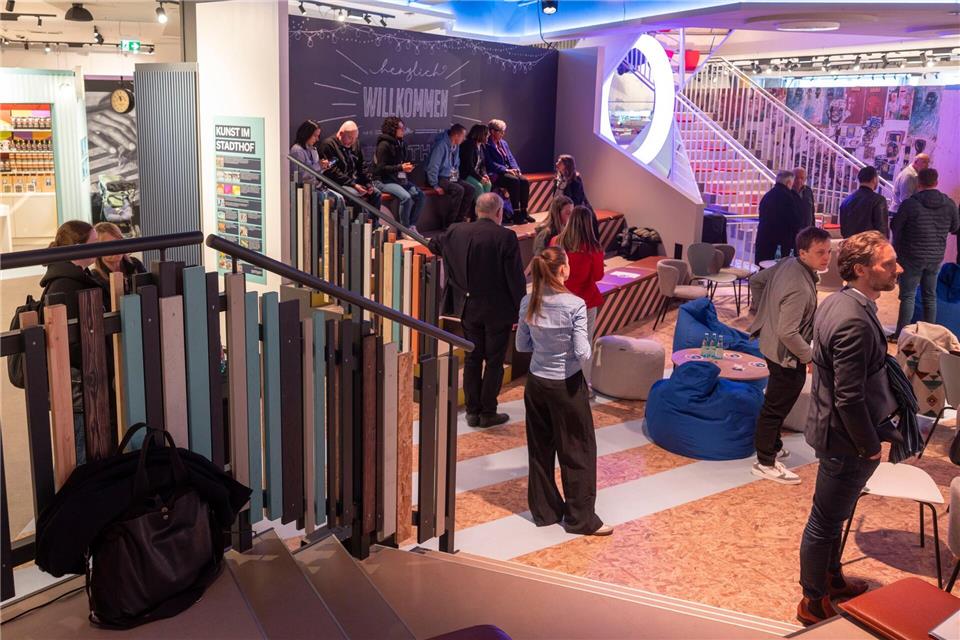 Zahlreiche individuell gestaltete Shops umrahmen im Erdgeschoss die sogenannte Agora – eine multifunktionale Fläche für bis zu 100 Gäste, die als Treffpunkt, Veranstaltungsort und Ruhezone dient. (Archivbild)Helmut Fricke/dpa