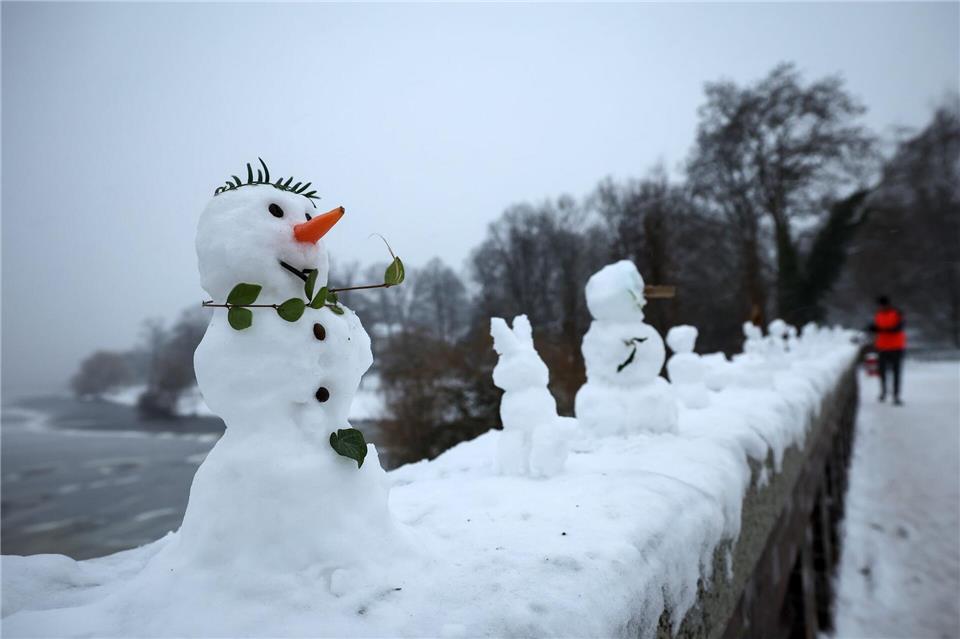 Zahlreiche kleine und winzige Schneefiguren stehen auf einer Mauer der Krugkoppelbrücke an der Alster.Christian Charisius/dpa