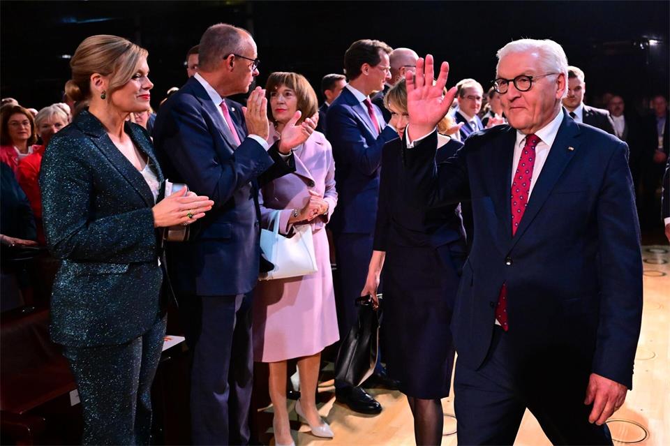 Zahlreiche prominente Politiker und Politikerinnen sind zum Tag der Deutschen Einheit in Bremen.Sina Schuldt/dpa-Pool/dpa