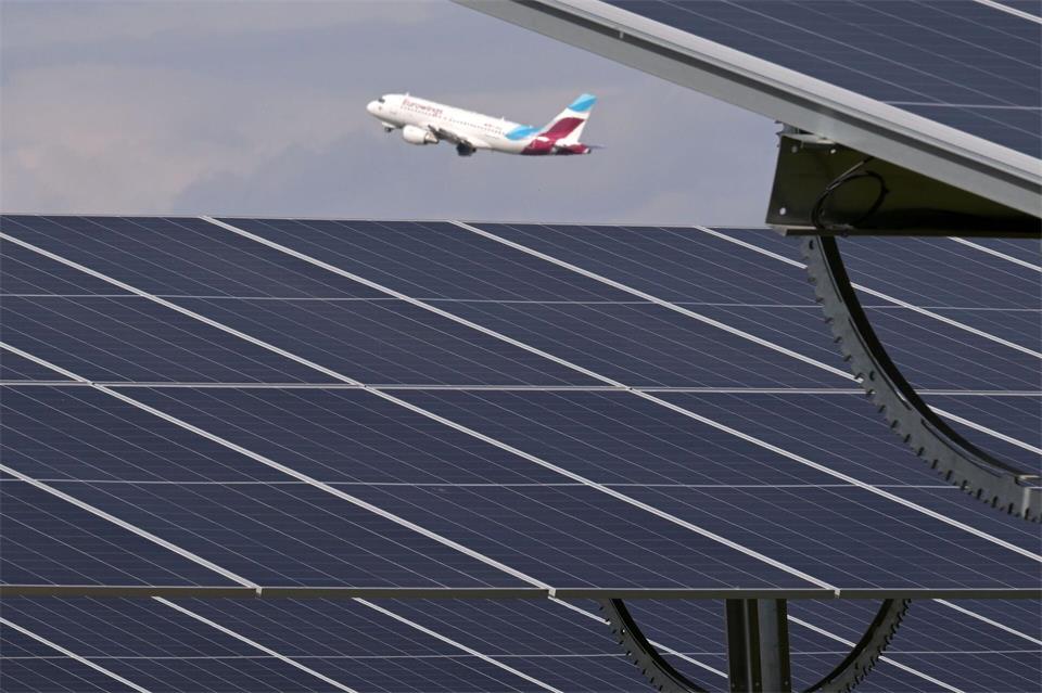 Zahlreiche steuerbare Solarmodule stehen auf einer landwirtschaftlichen Fläche nahe dem Flughafen Berlin-Schönefeld. Michael Bahlo/dpa