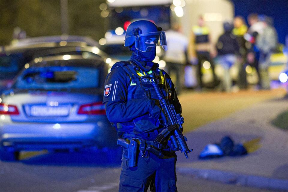 Zahlreiche, teils schwer bewaffnete Einsatzkräfte waren vor Ort.Moritz Frankenberg/dpa