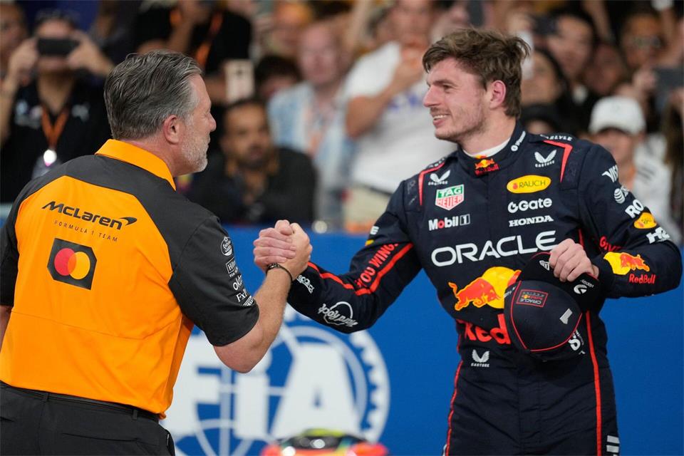 Zak Brown (l) hätte Max Verstappen gerne einmal in seinem Team. (Archivbild)Darko Bandic/AP/dpa